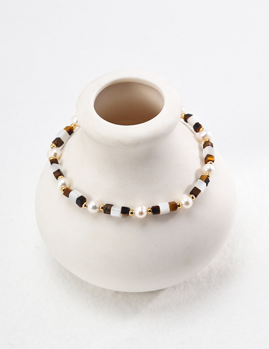 Armband aus Perlmutt und Tigerauge-Stein