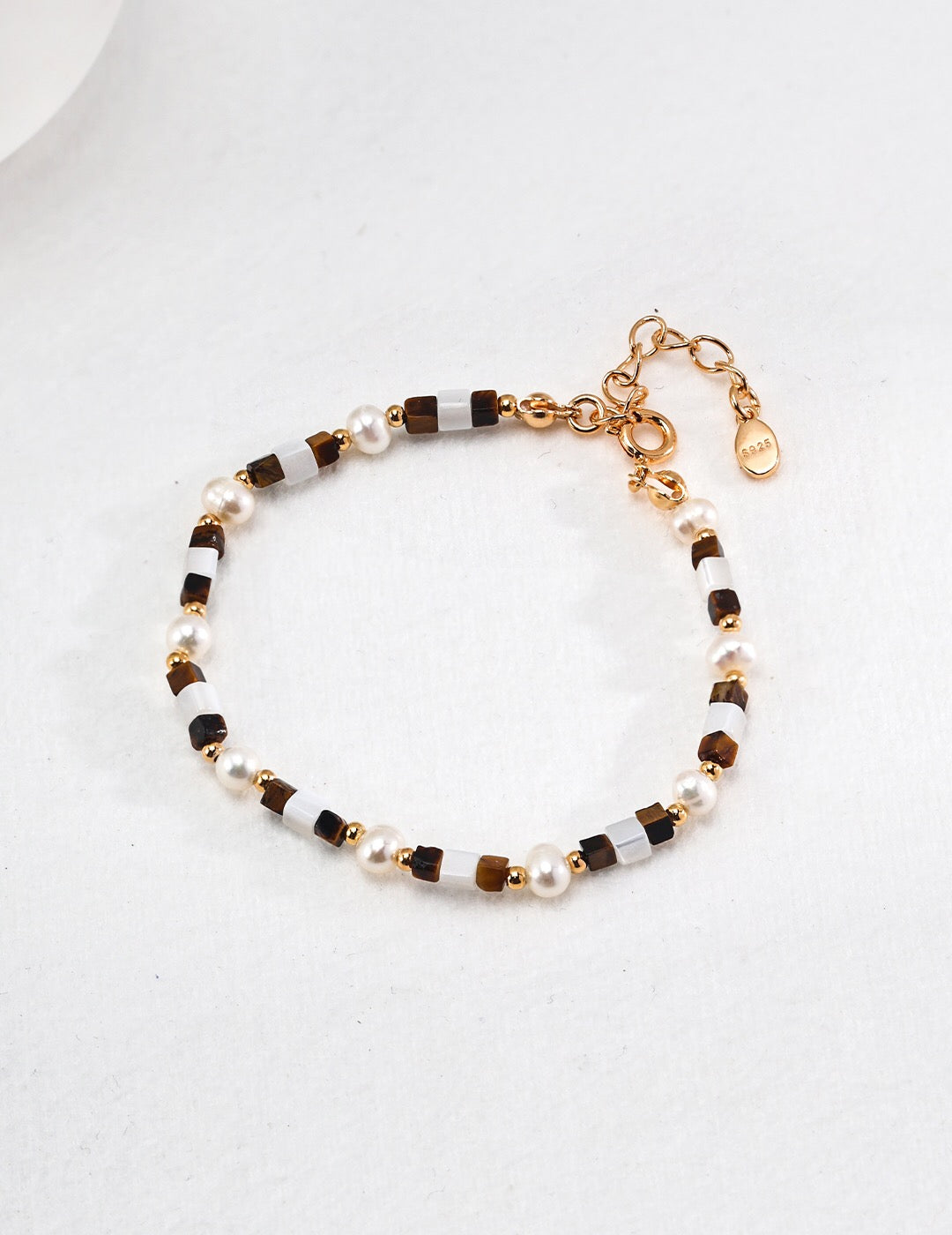 Armband aus Perlmutt und Tigerauge-Stein