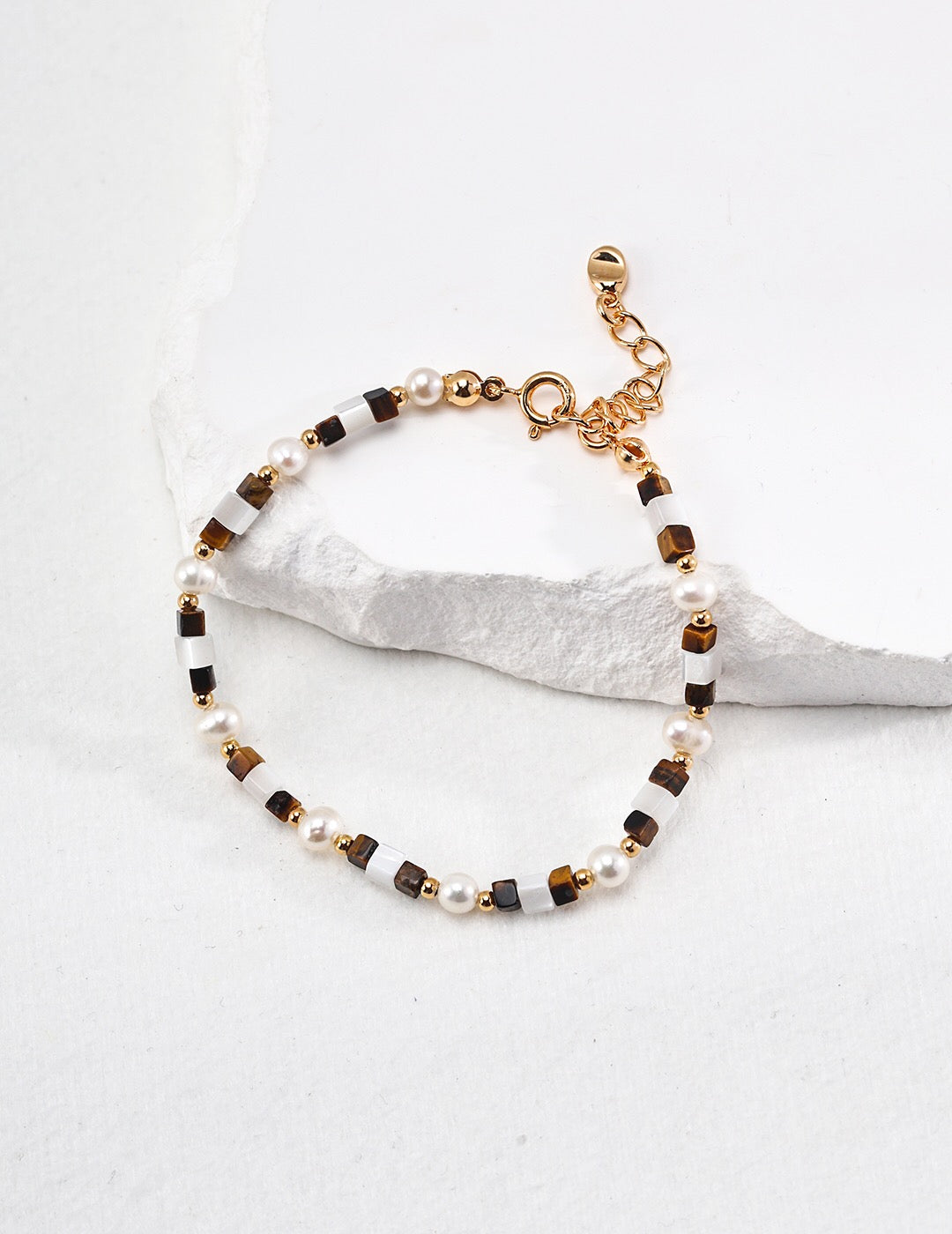 Armband aus Perlmutt und Tigerauge-Stein