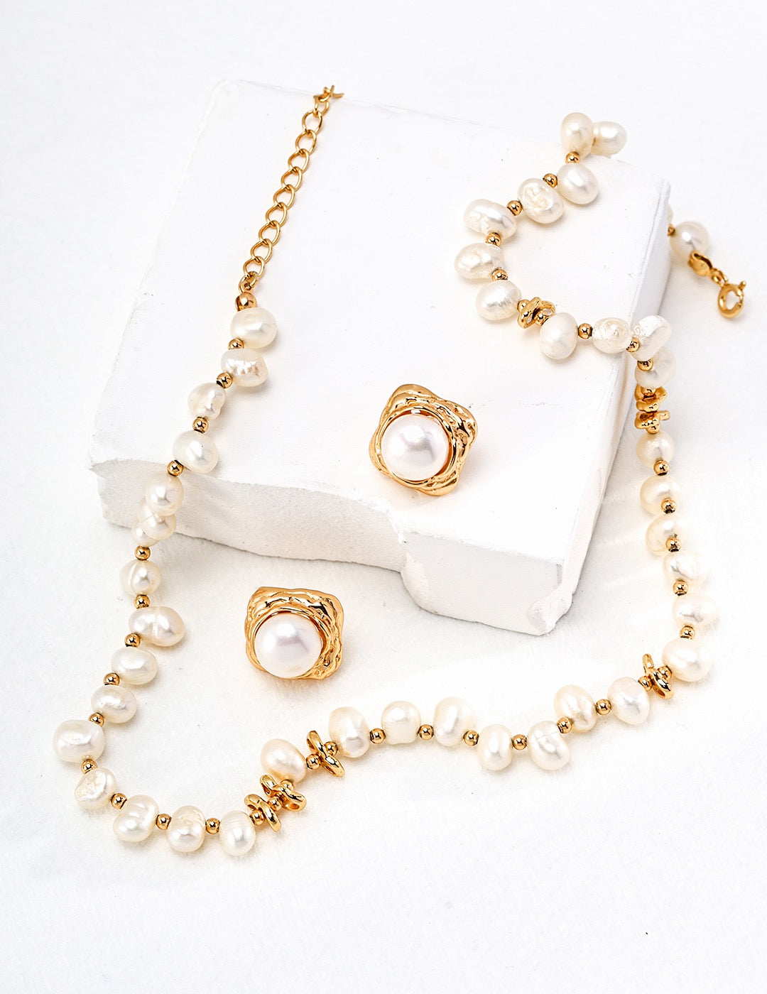 Natürliche Perle mit Goldperlenkette