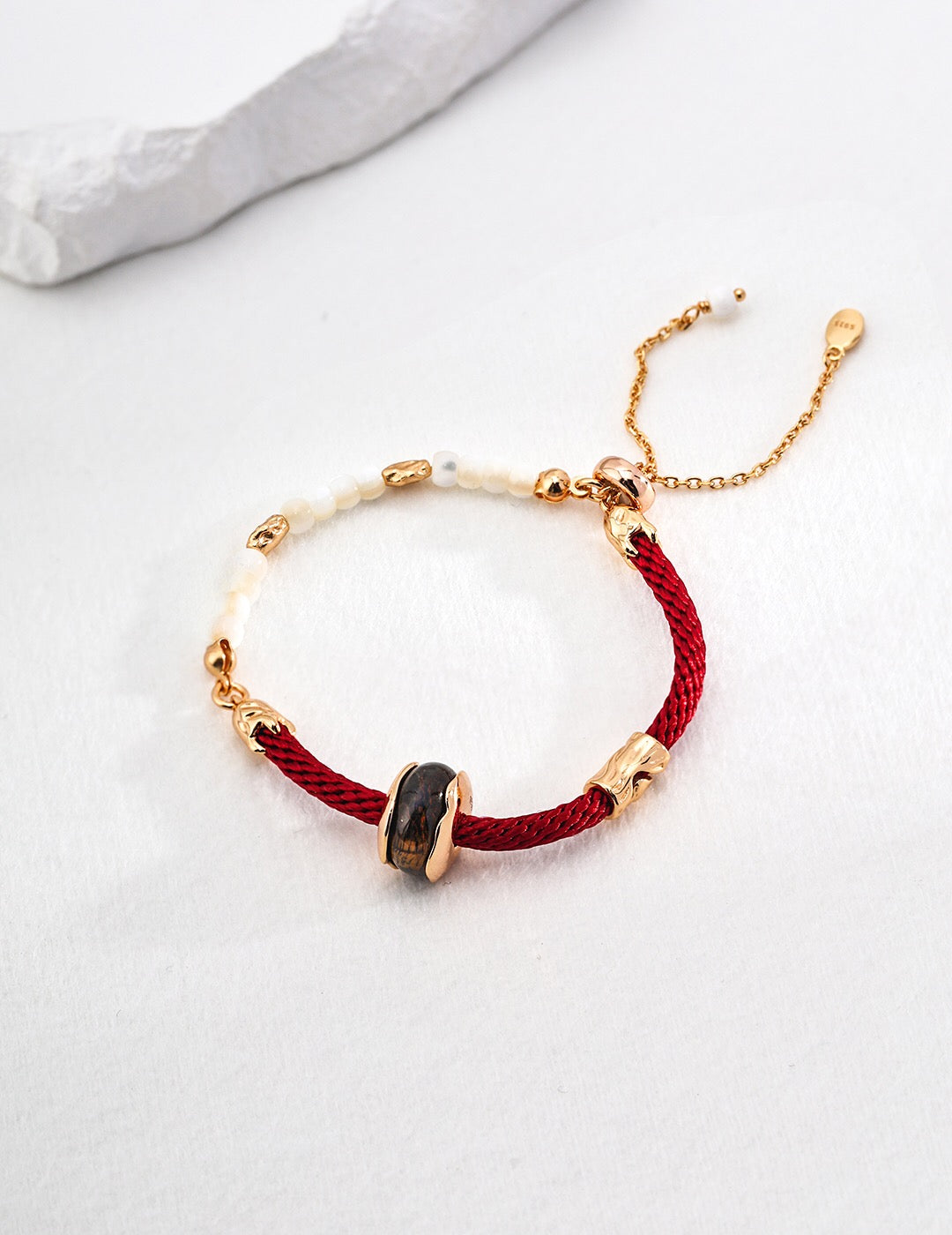 Armband mit Perlen und Tigerauge-Steinen