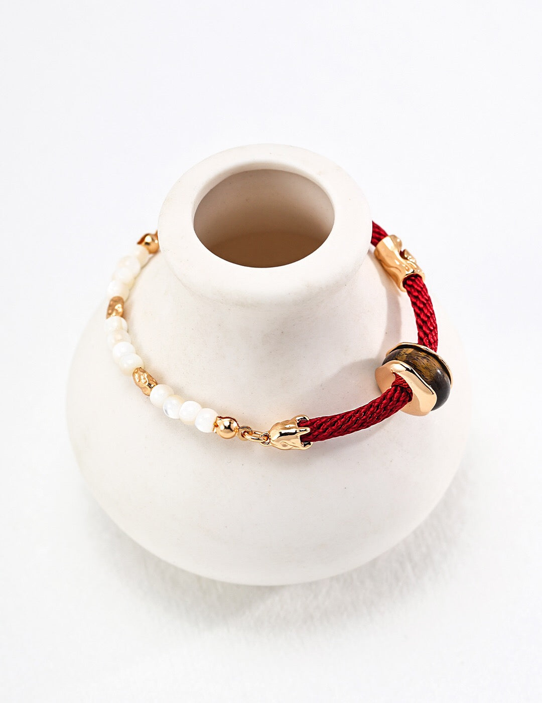 Armband mit Perlen und Tigerauge-Steinen