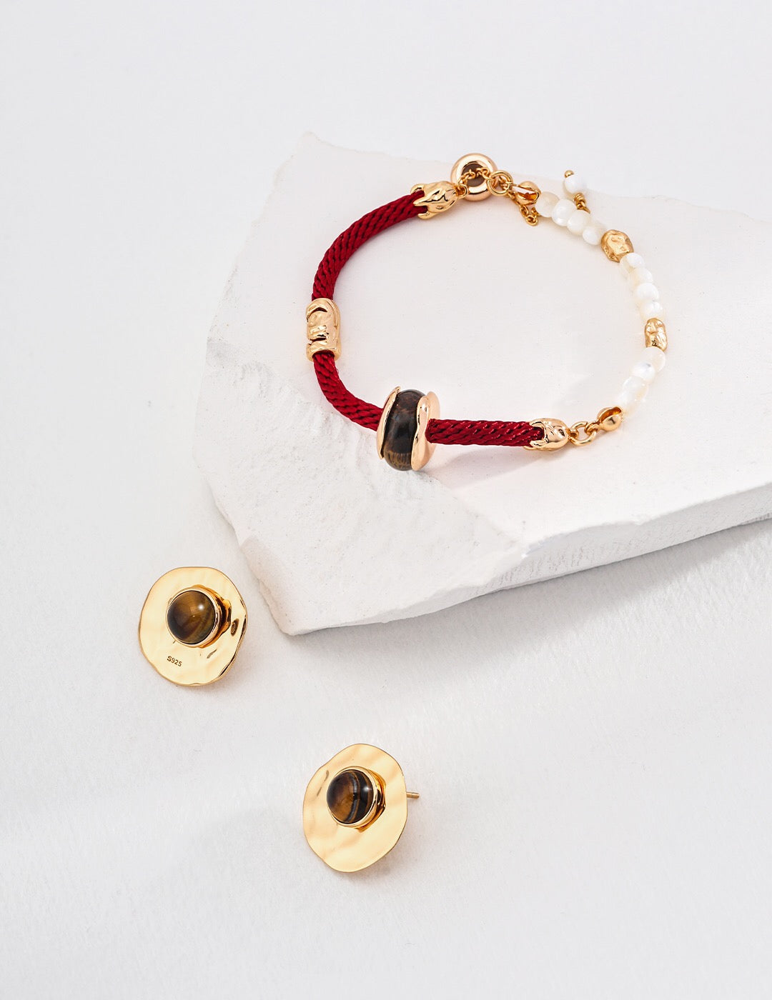 Armband mit Perlen und Tigerauge-Steinen