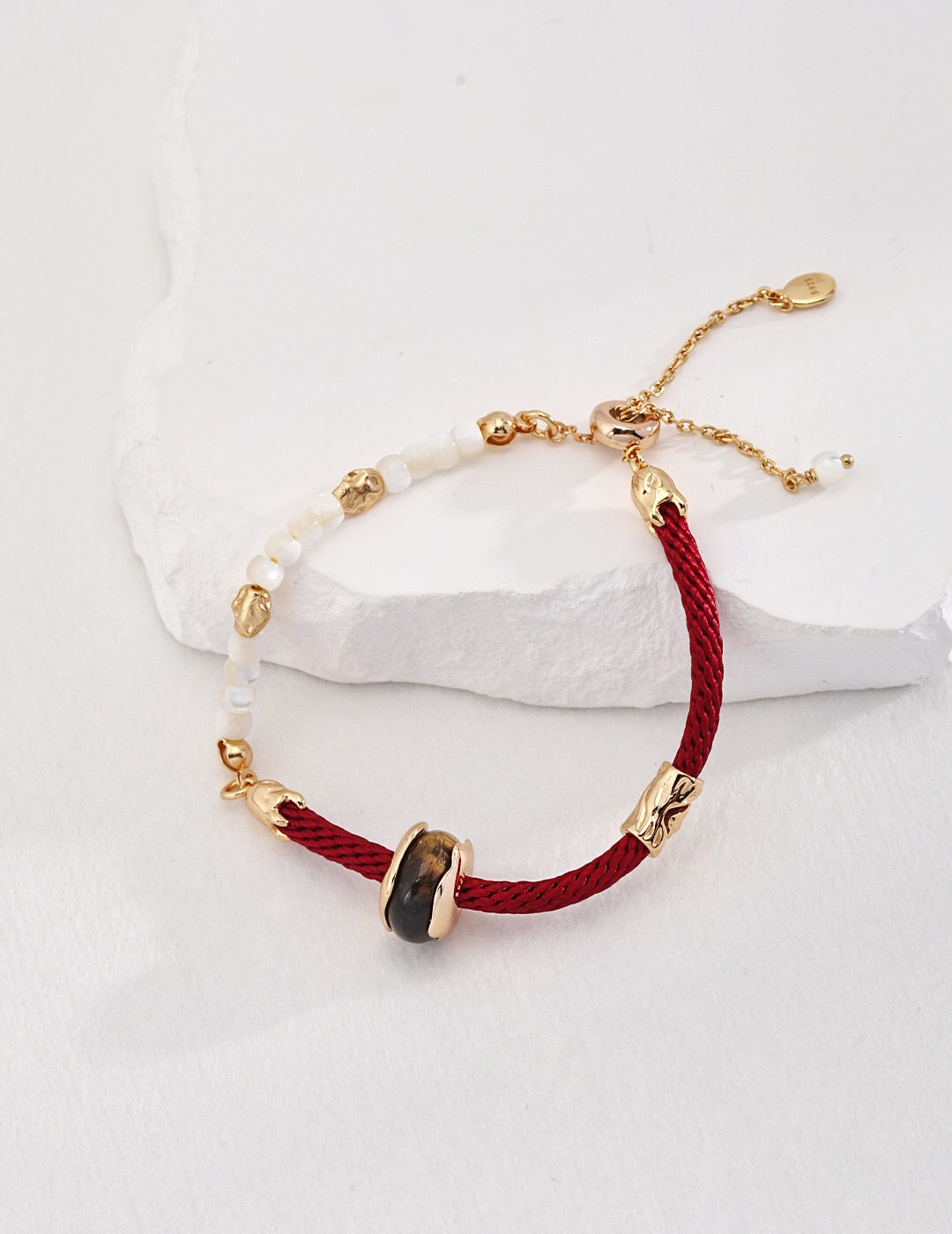 Armband mit Perlen und Tigerauge-Steinen