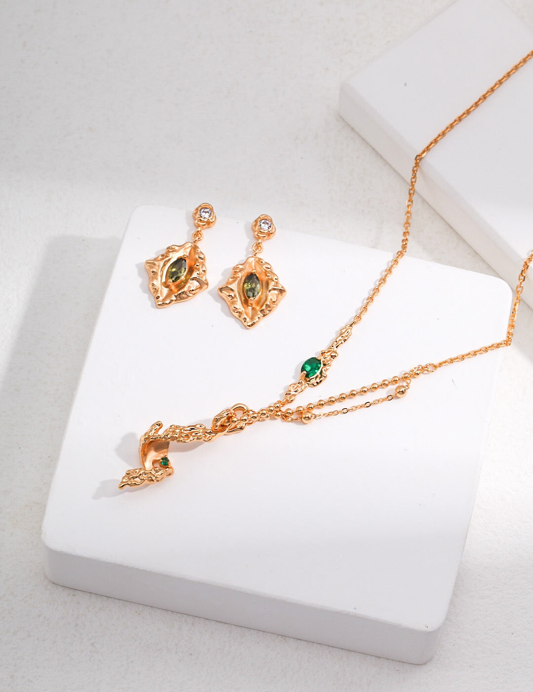 Boucles d'oreilles en zircon vert de style vintage