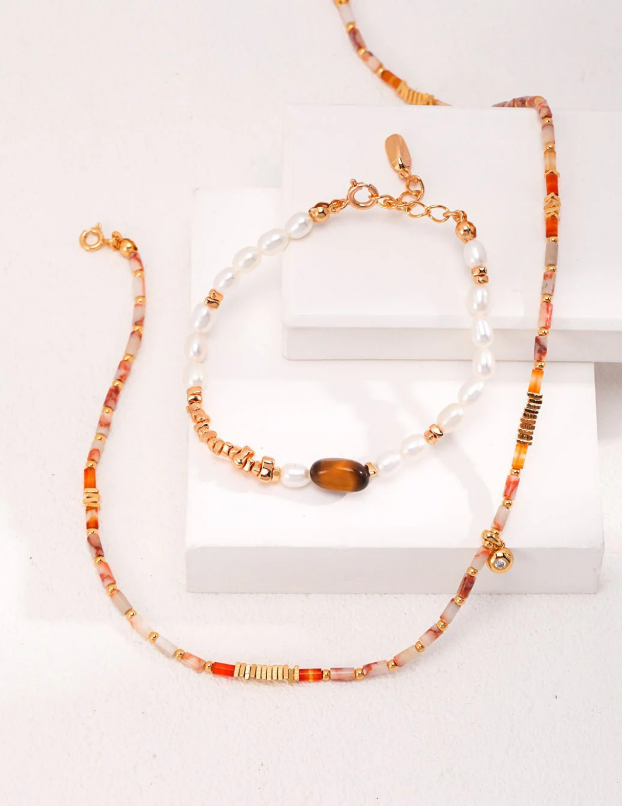 Armband mit Perlen und Tigerauge-Steinen