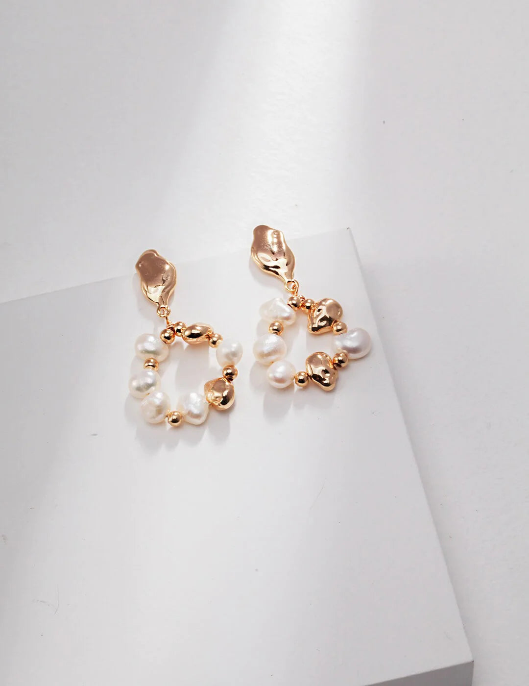 Ohrringe mit Barockperlen und unregelmäßigen goldenen Kugeln