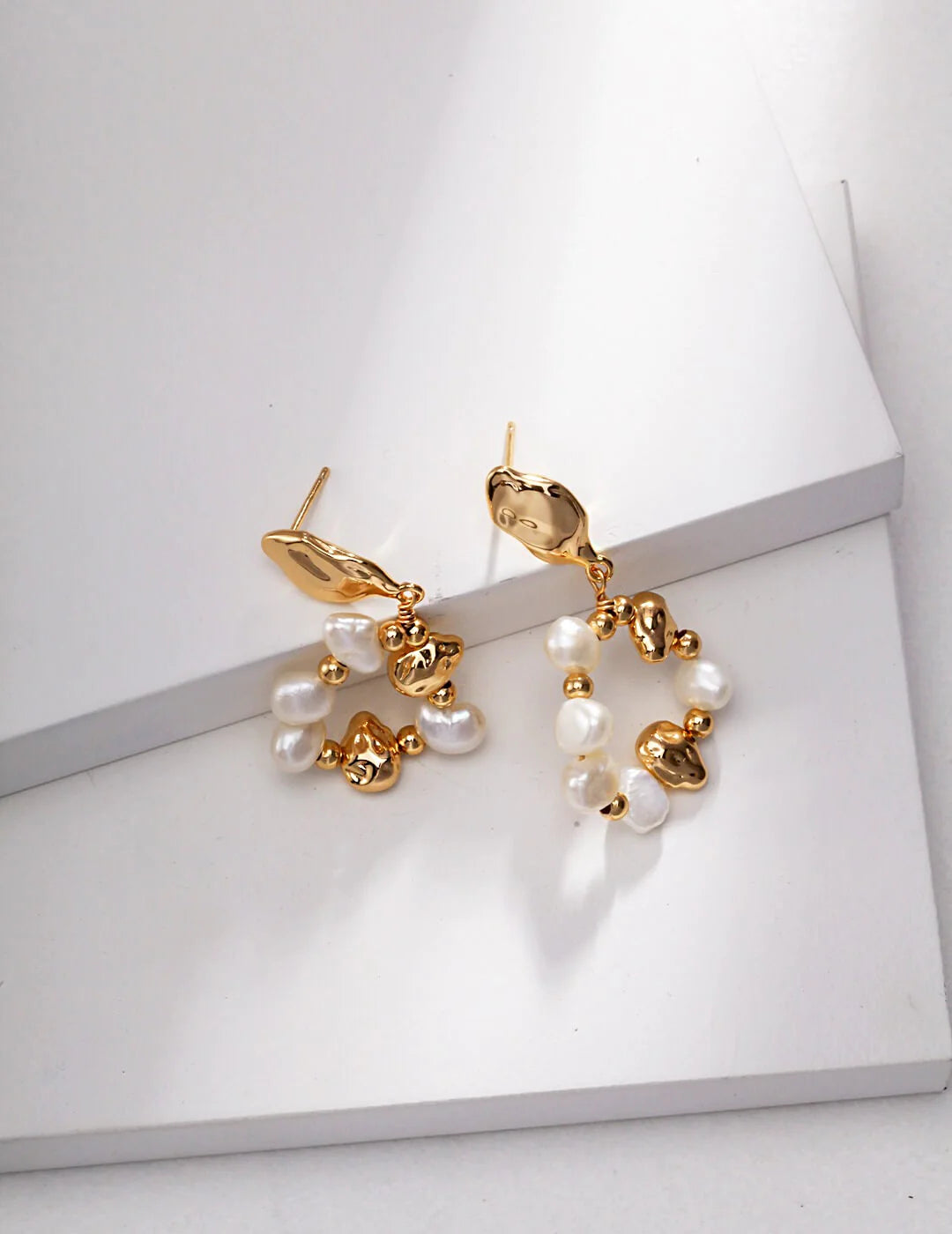 Ohrringe mit Barockperlen und unregelmäßigen goldenen Kugeln