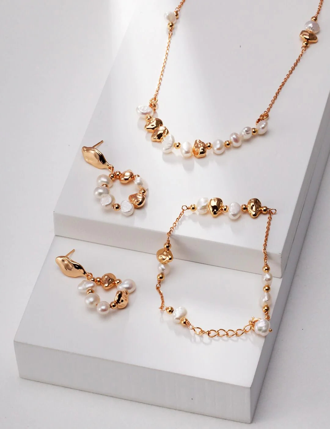 Ohrringe mit Barockperlen und unregelmäßigen goldenen Kugeln
