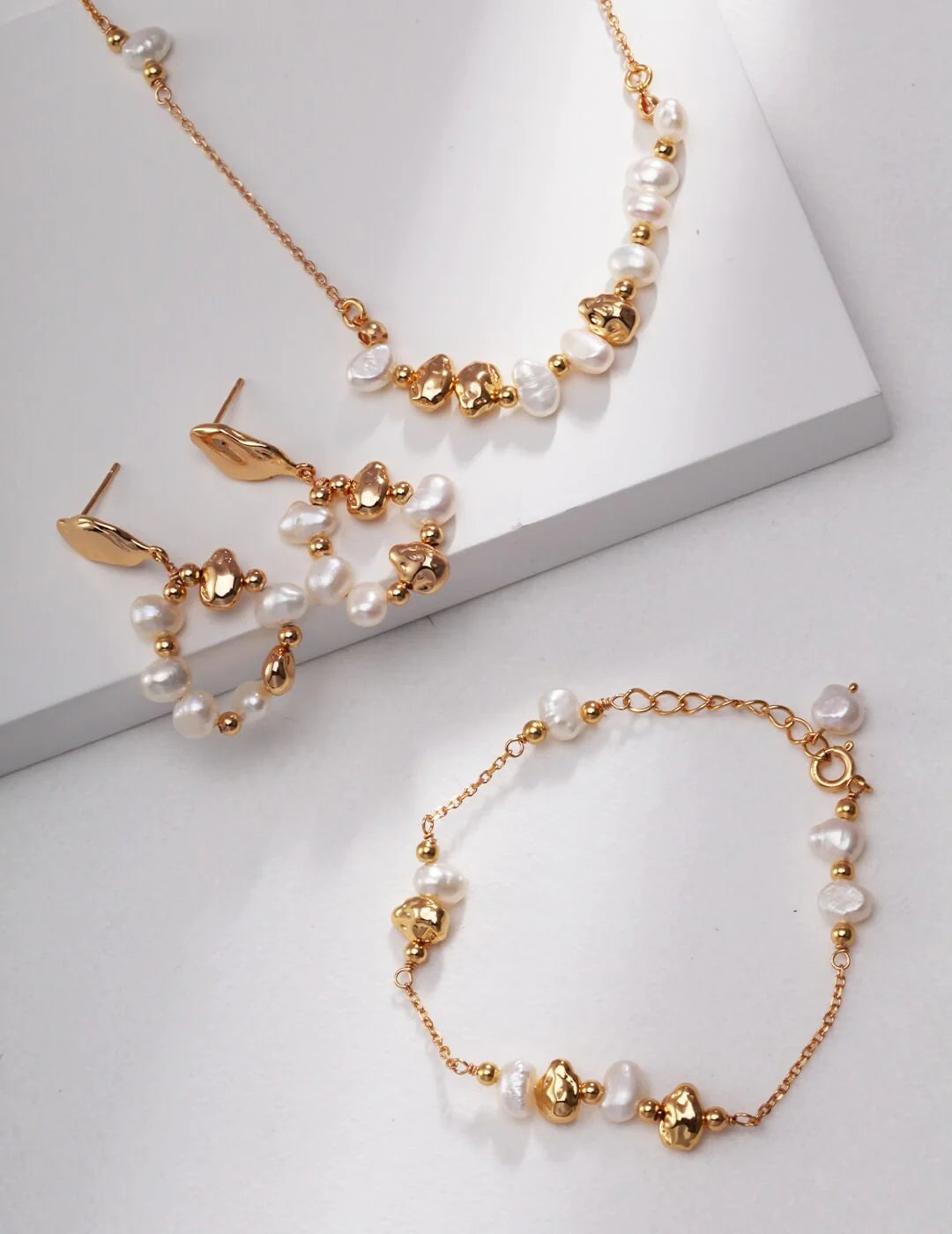 Ohrringe mit Barockperlen und unregelmäßigen goldenen Kugeln