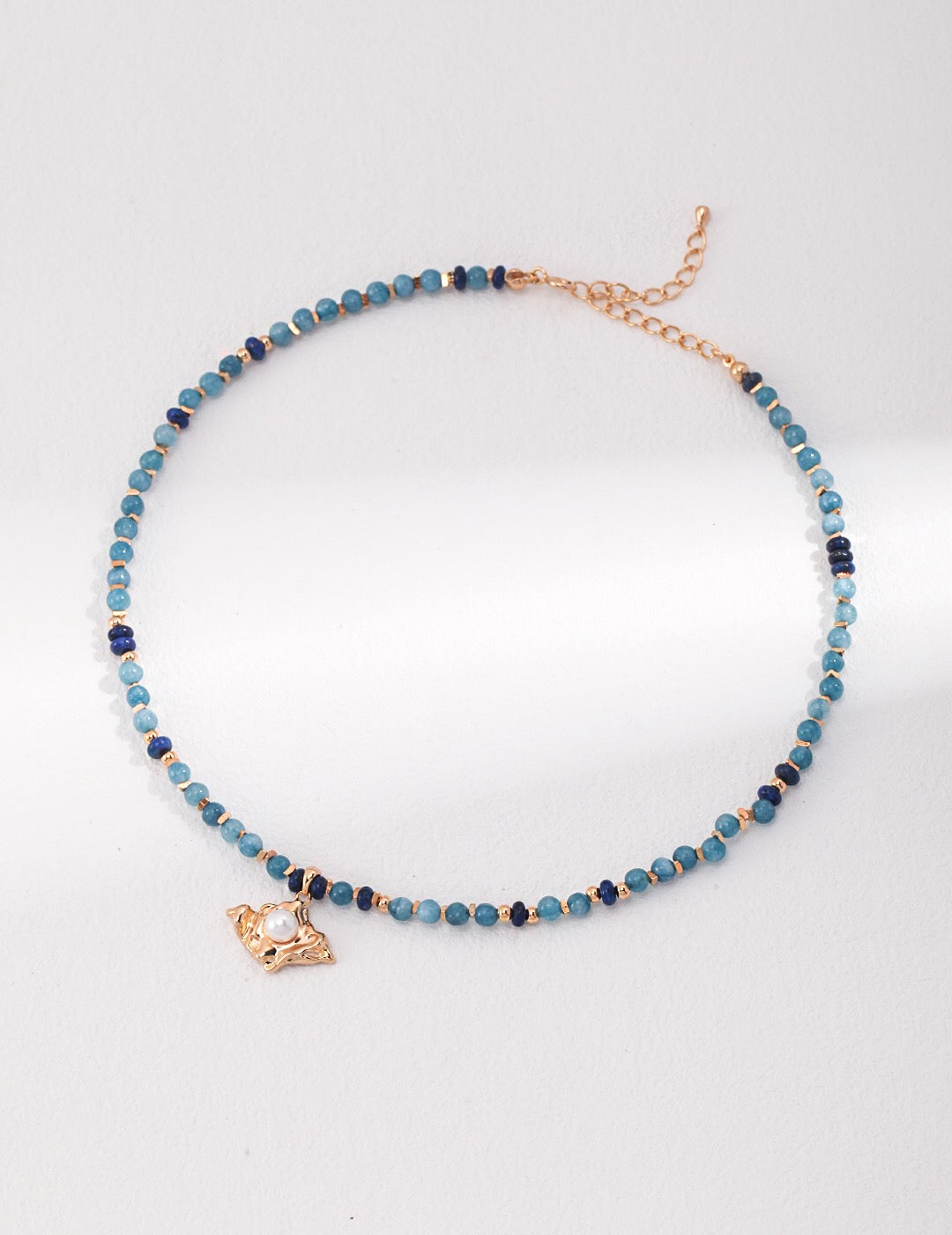 Blaue Lapislazuli-Perlen mit Halskette