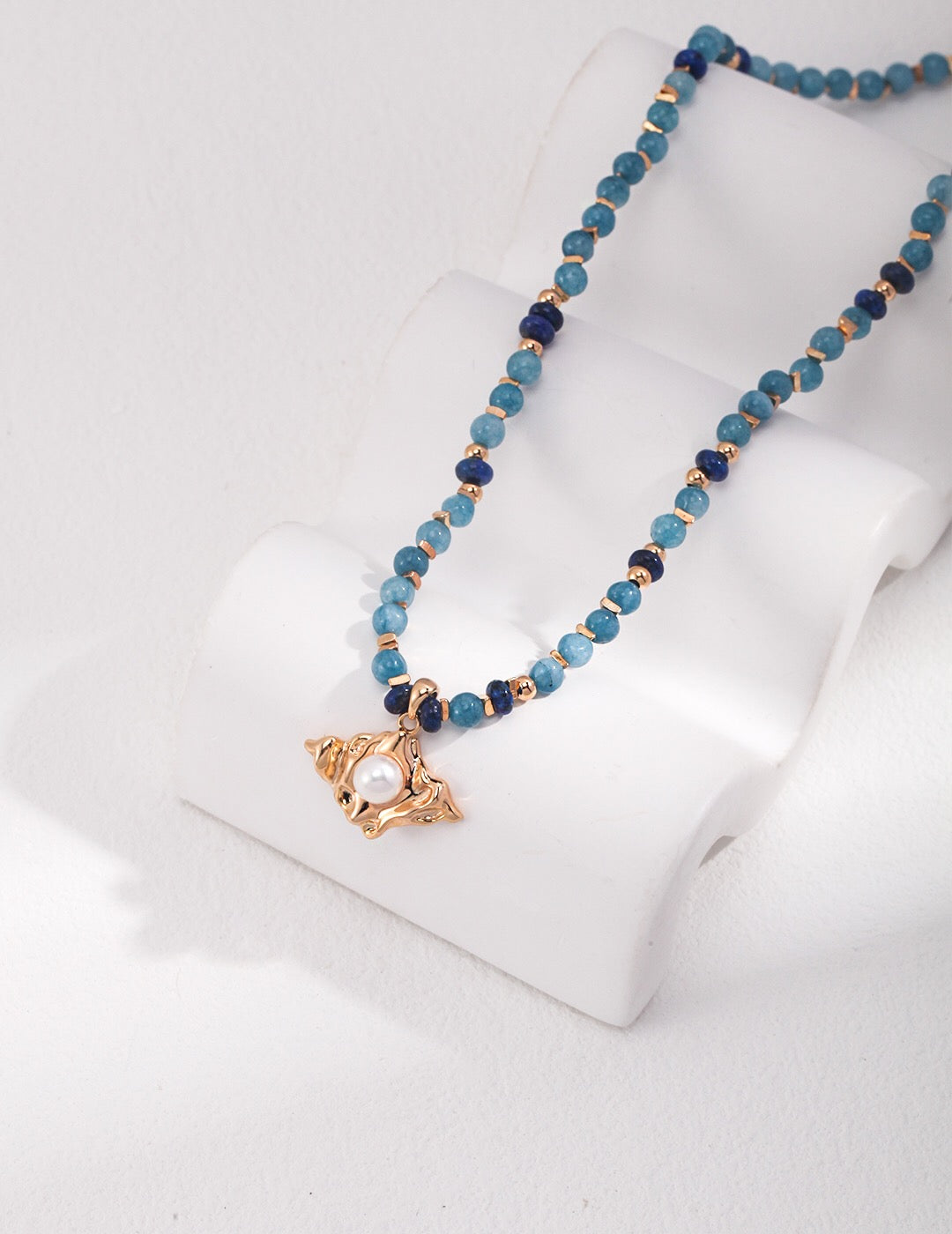 Blaue Lapislazuli-Perlen mit Halskette