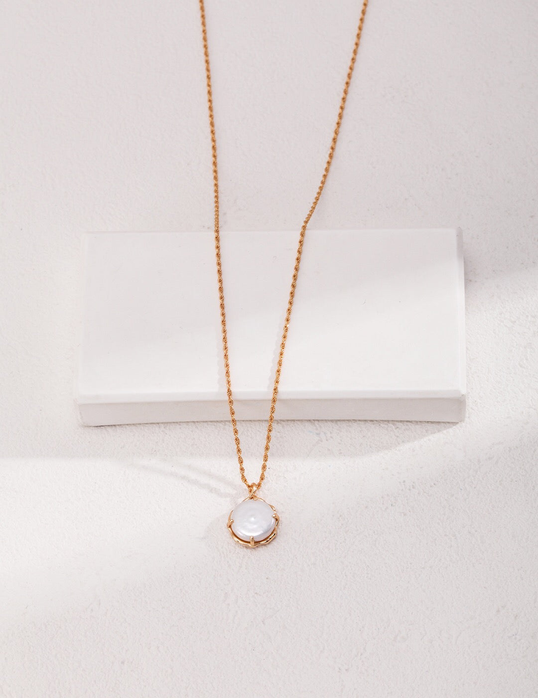 Elegante Halskette mit Perlenanhänger