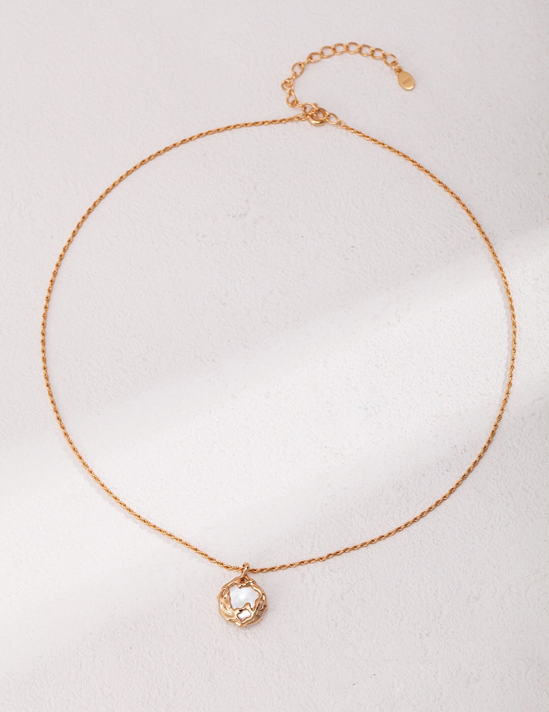 Elegante Halskette mit Perlenanhänger