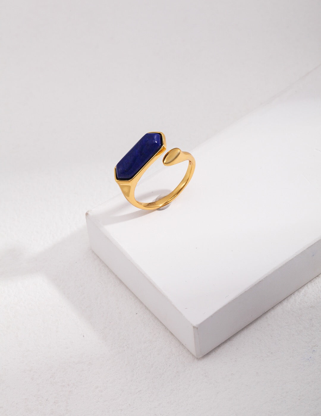Minimalistischer offener Ring aus natürlichem Lapislazuli
