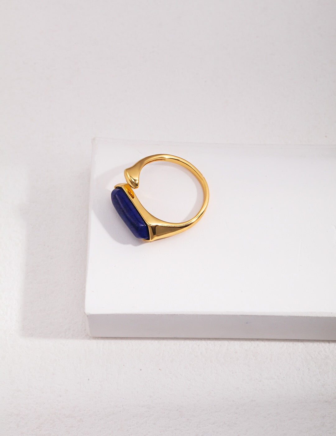 Minimalistischer offener Ring aus natürlichem Lapislazuli