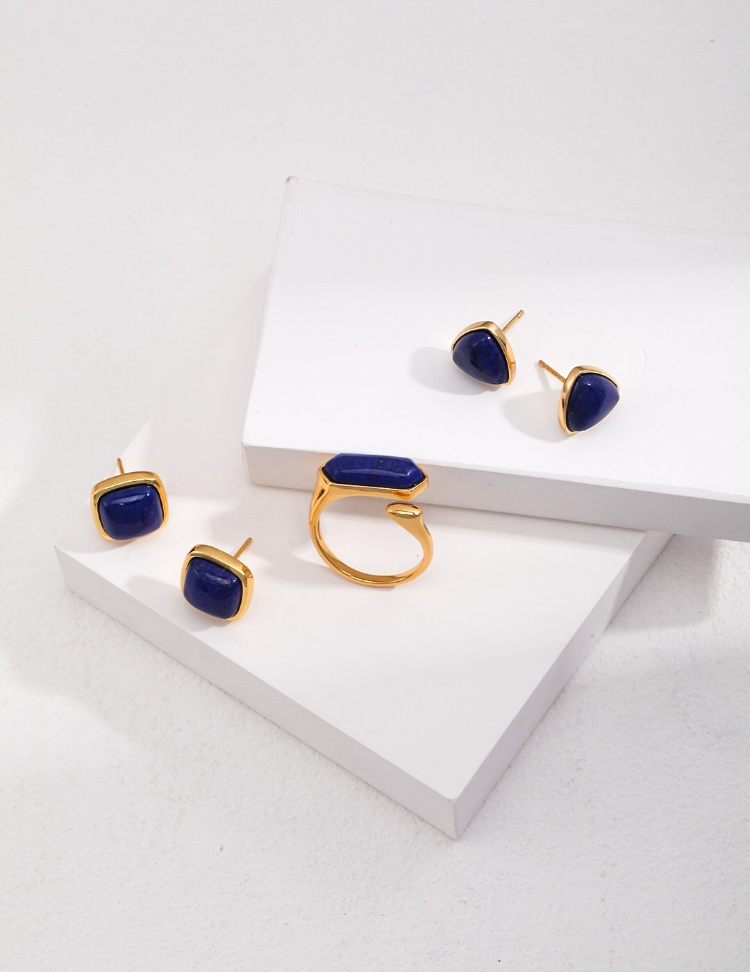 Minimalistischer offener Ring aus natürlichem Lapislazuli