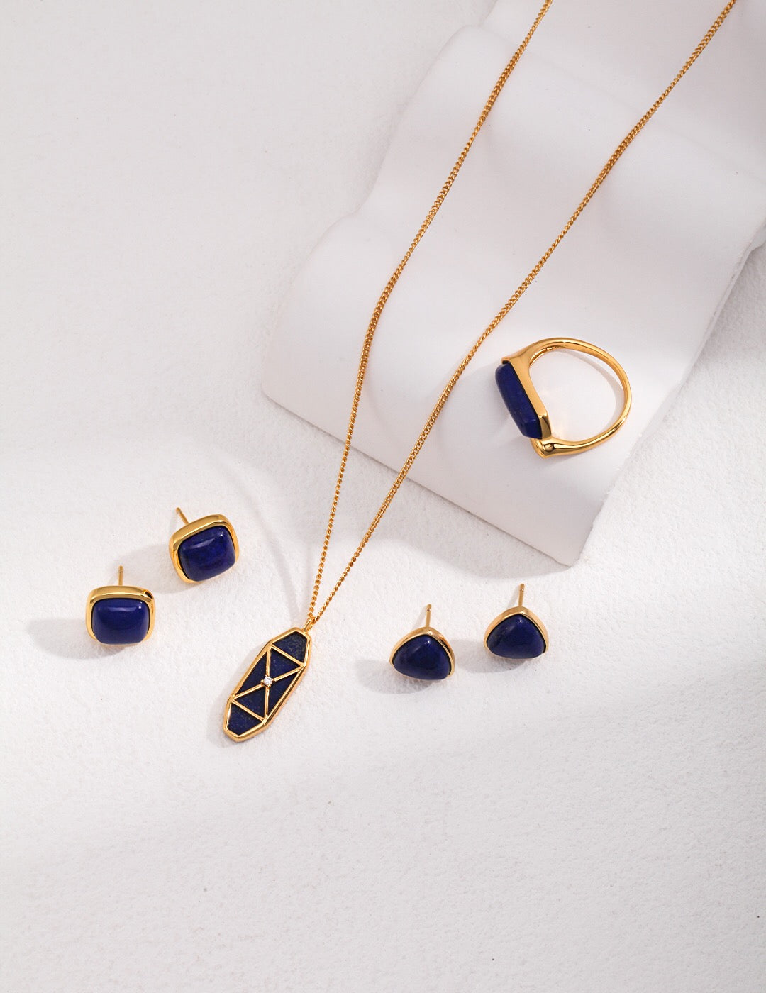 Minimalistischer offener Ring aus natürlichem Lapislazuli