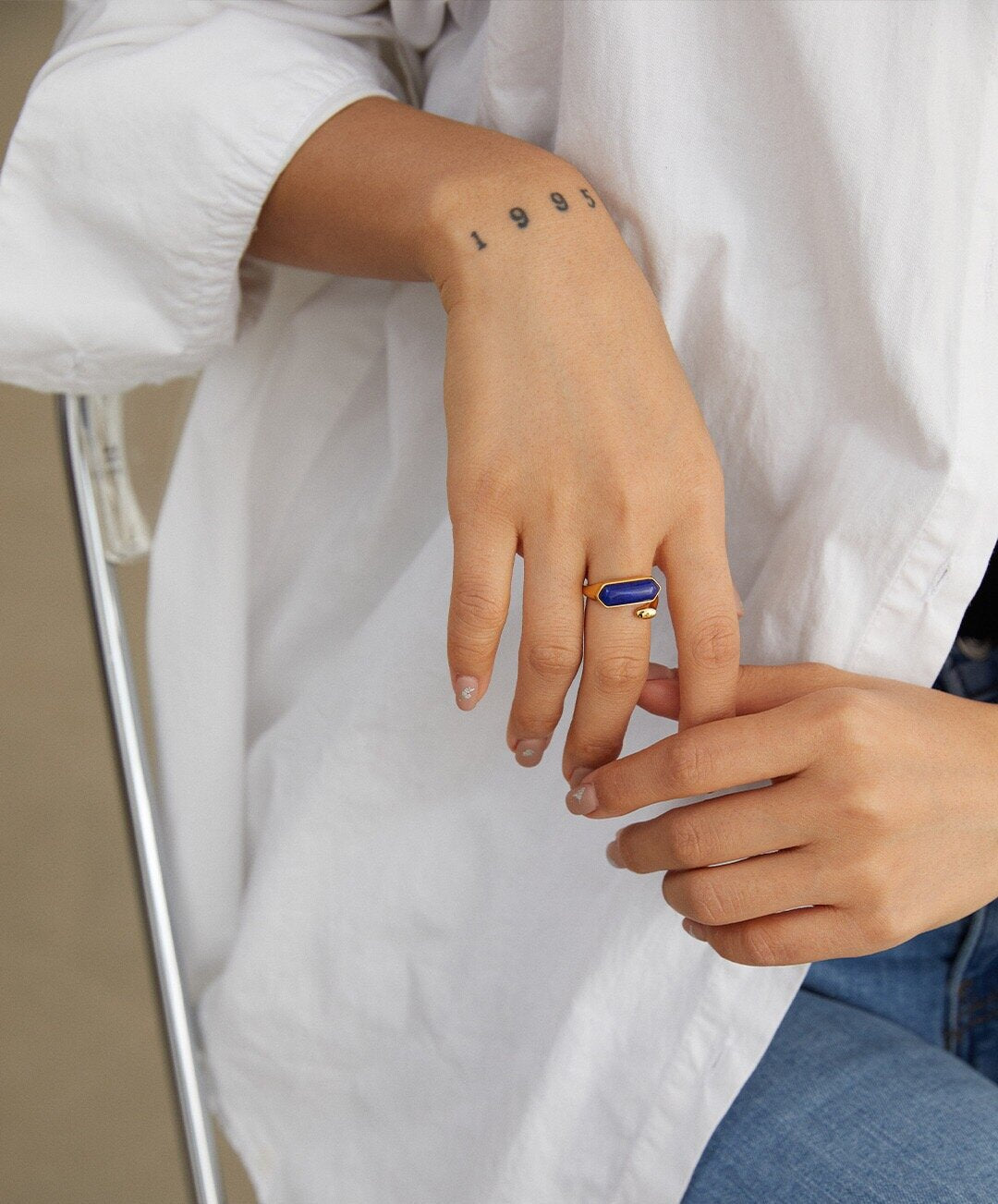 Minimalistischer offener Ring aus natürlichem Lapislazuli