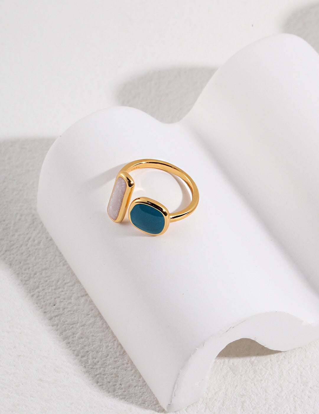 Bague ouverte à bande minimaliste avec glaçage goutte à goutte