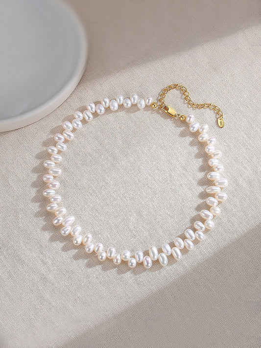 Collier ras du cou en perles délicates