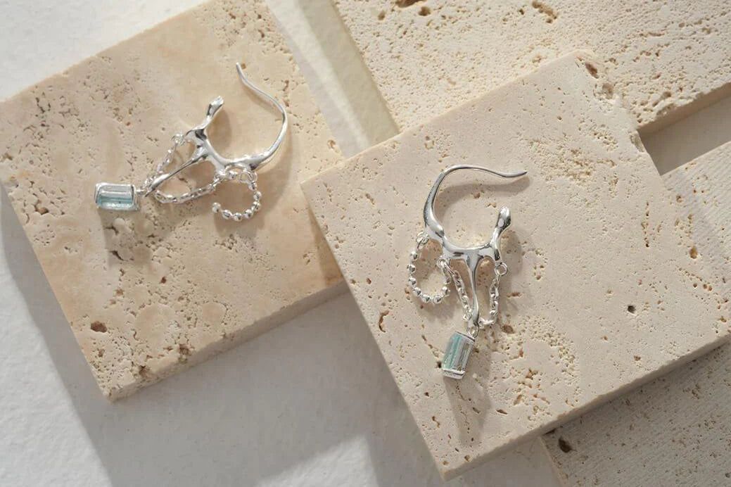 Boucles d'oreilles créoles en topaze bleue