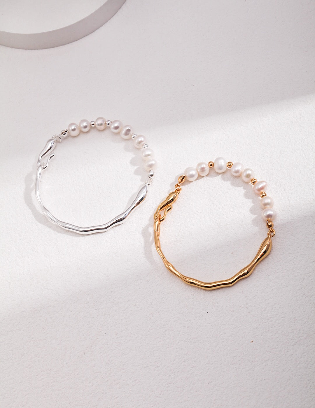 Bracelet jonc en or et perles d'eau douce