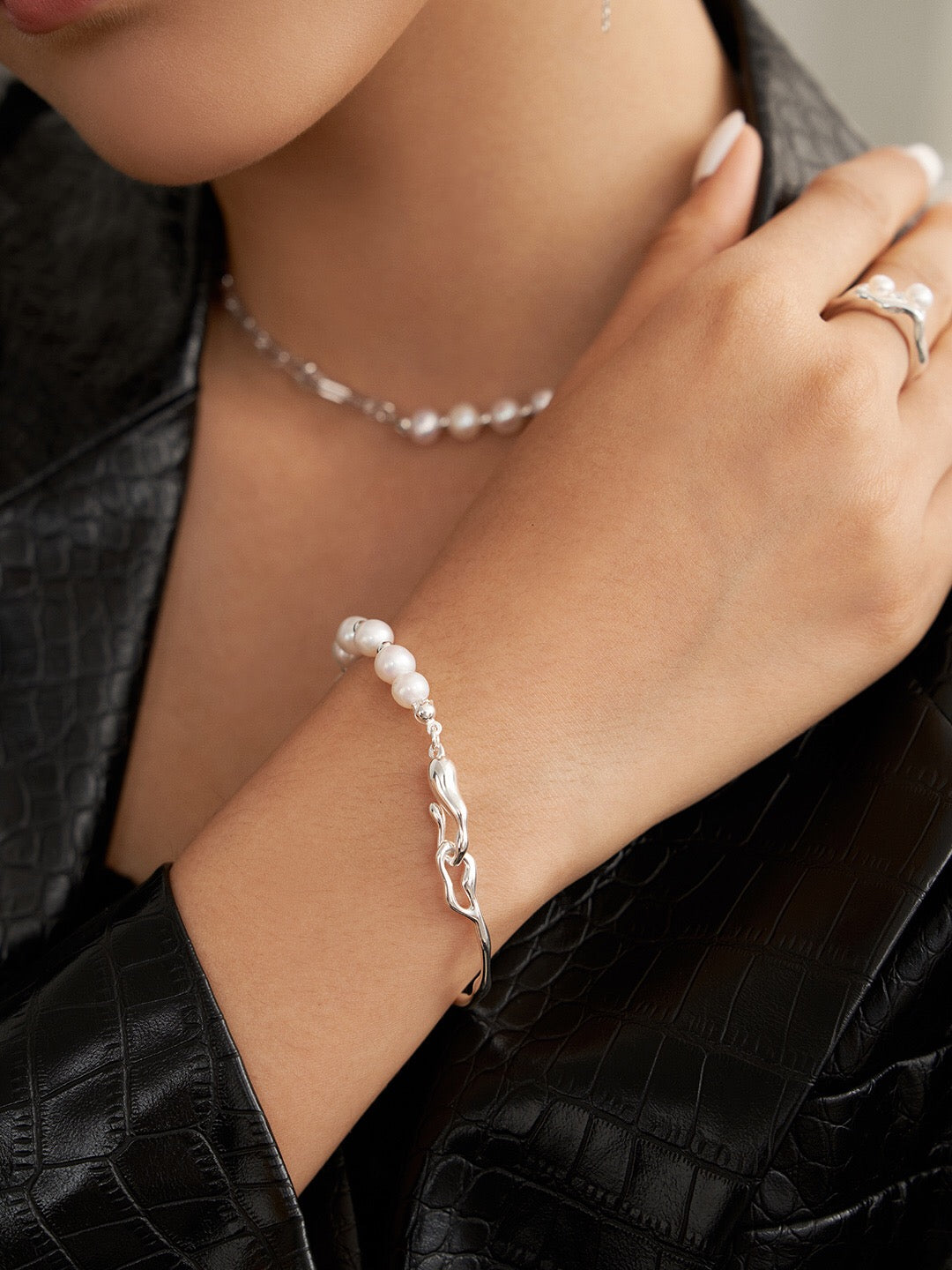 Bracelet jonc en or et perles d'eau douce
