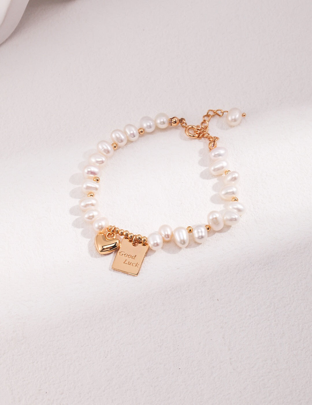 Glücksbringerarmband mit gravierten Süßwasserperlen