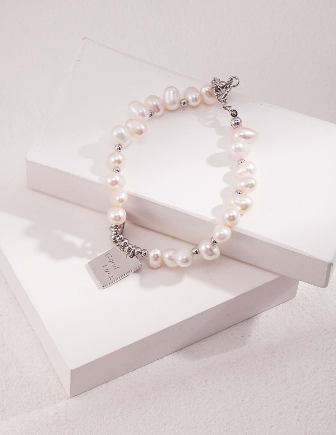 Glücksbringerarmband mit gravierten Süßwasserperlen