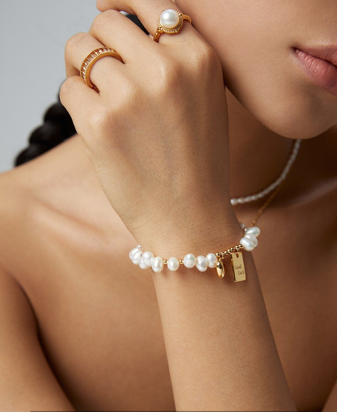 Glücksbringerarmband mit gravierten Süßwasserperlen