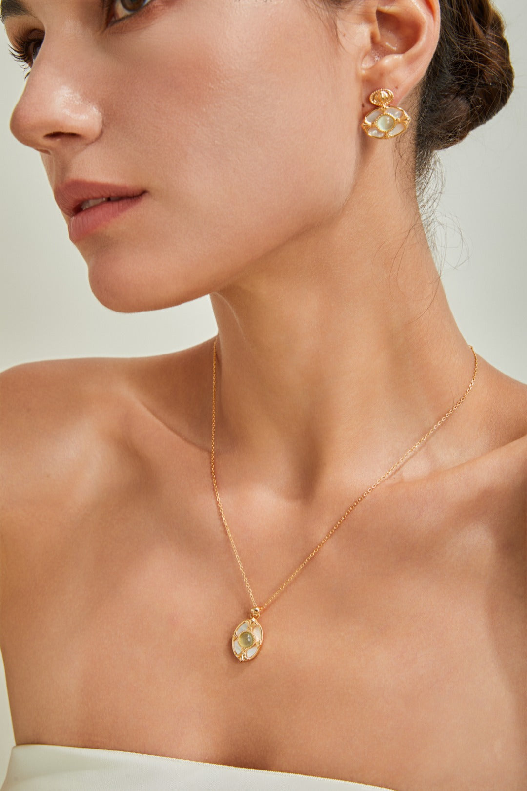 Prehnite Chalcedony With White Shell Necklace