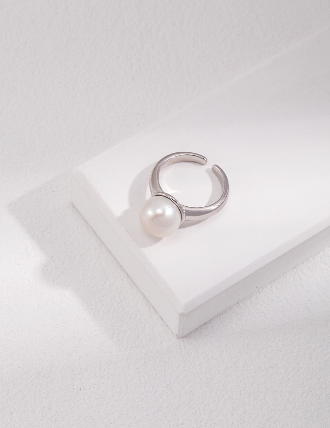 Fernovia Design large pearl open ring in sterling silver fine texture and metal close‑up