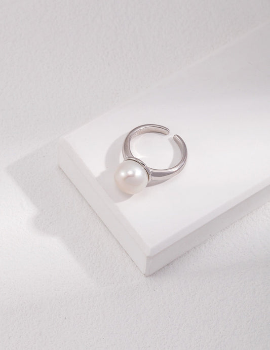 Fernovia Design large pearl open ring in sterling silver fine texture and metal close‑up