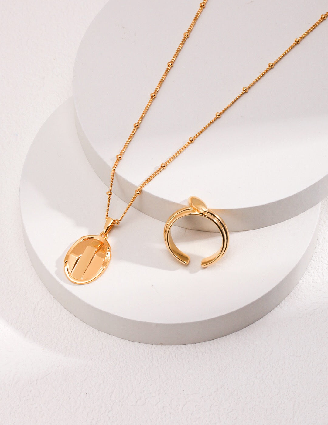 Essential Oval Pendant Necklace