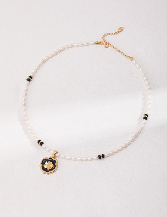 Black Agate Rose-Shaped Pearl Pendant Necklace