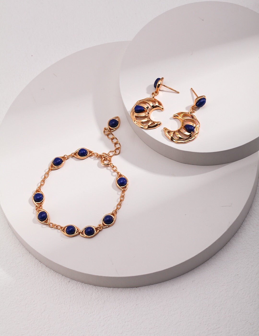 Boucles d'oreilles creuses en forme de croissant de lune en lapis-lazuli