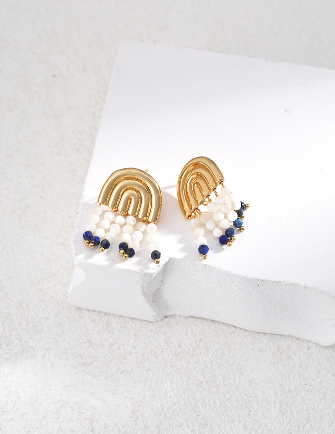 Boucles d'oreilles en nacre et lapis-lazuli