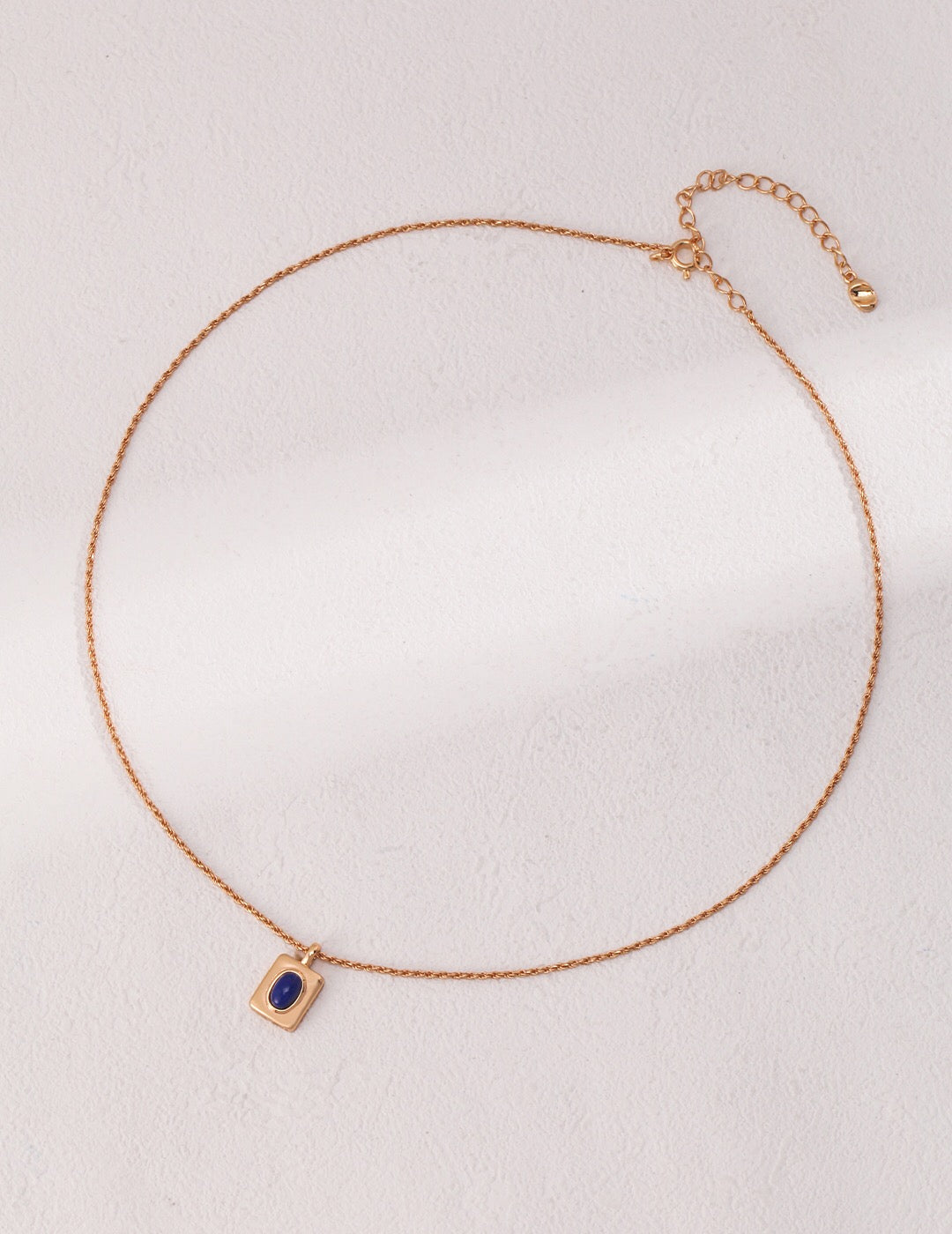 Collier avec pendentif en lapis-lazuli de style vintage