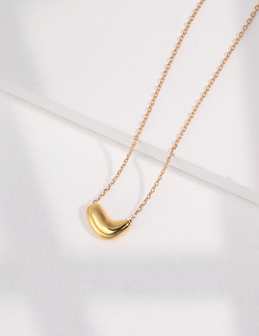 Little Bean motif necklace in gold vermeil macro view – Fernovia Design craftsmanship