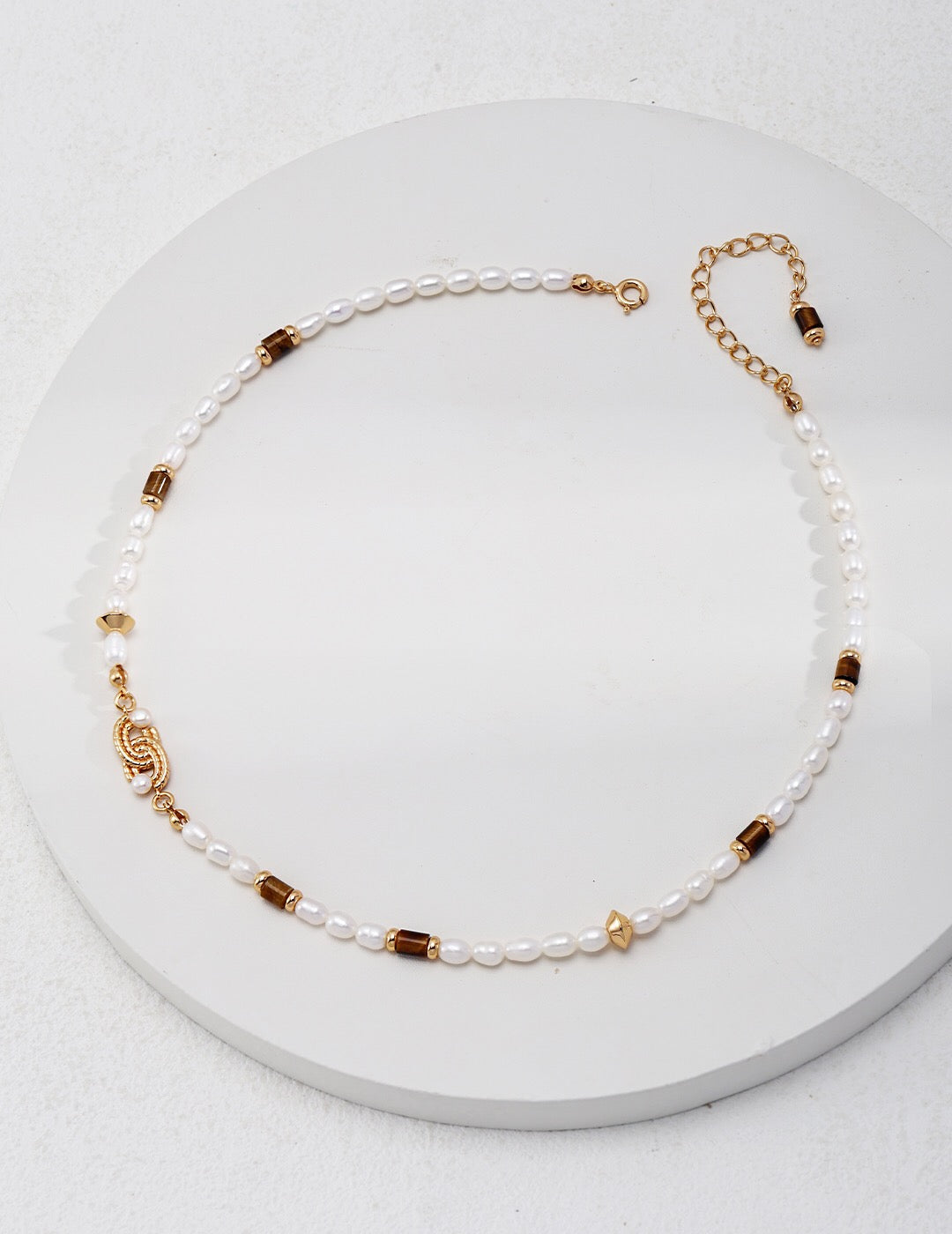 Collier en perles naturelles avec noeud en œil de tigre