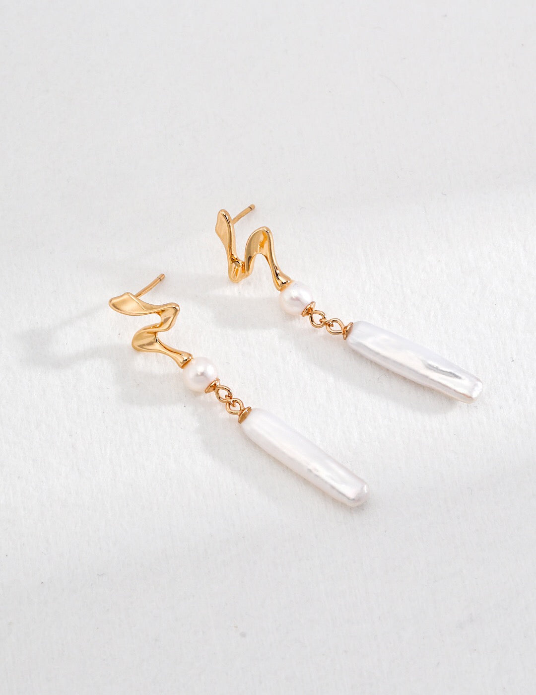 Boucles d'oreilles pendantes en perles minimalistes et modernes