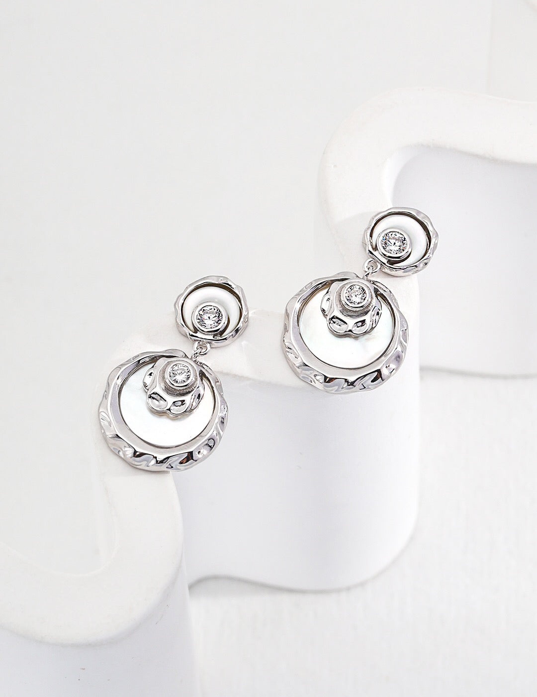 Boucles d'oreilles pendantes minimalistes rondes en zircon