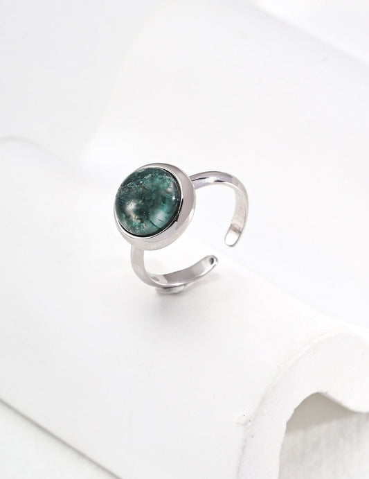 Detail shot: aquatic agate gemstone – Fernovia Design ring craftsmanship