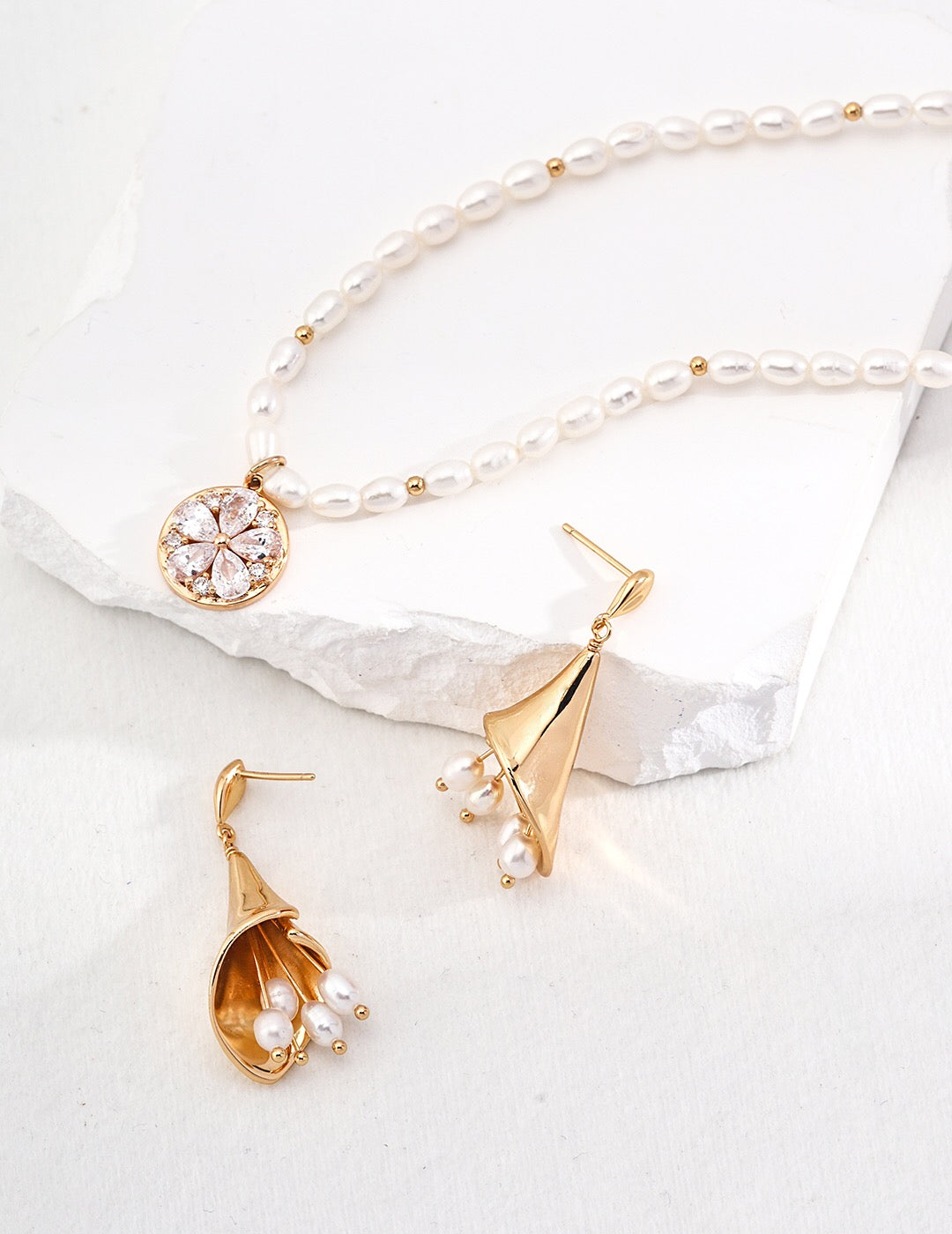 Zircon Flower Petal Style Pearl Necklace