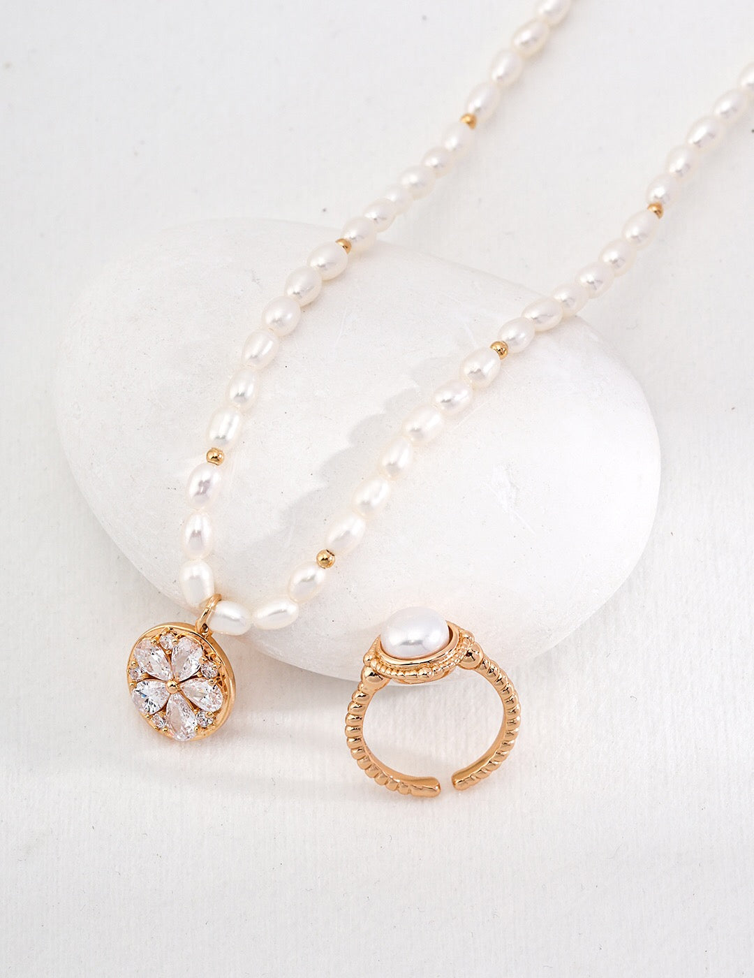 Zircon Flower Petal Style Pearl Necklace