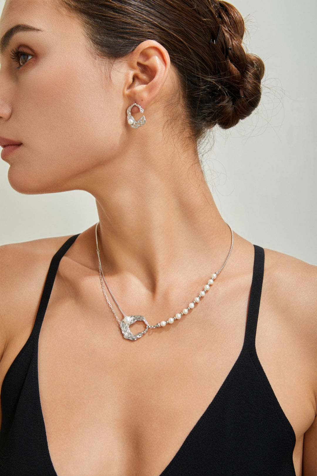 Liquid Flow Pearl Necklace