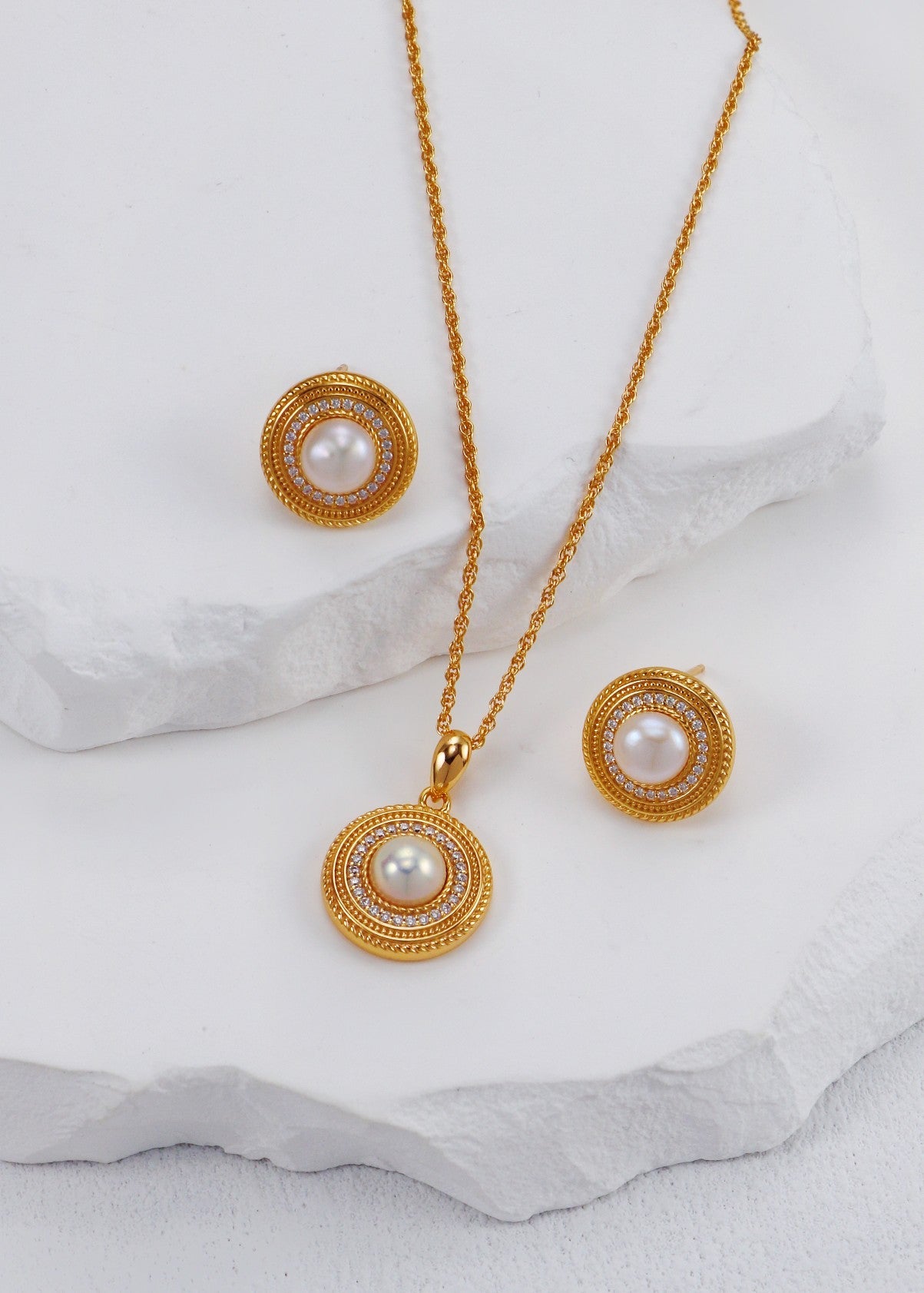 Round Zircon Pearl Pendant Necklace